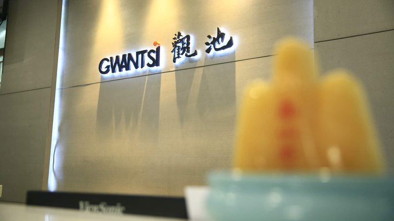 在明确目标受众和选择媒介平台的基础上，制定合理的投放方案。主要包括以下几个方面：